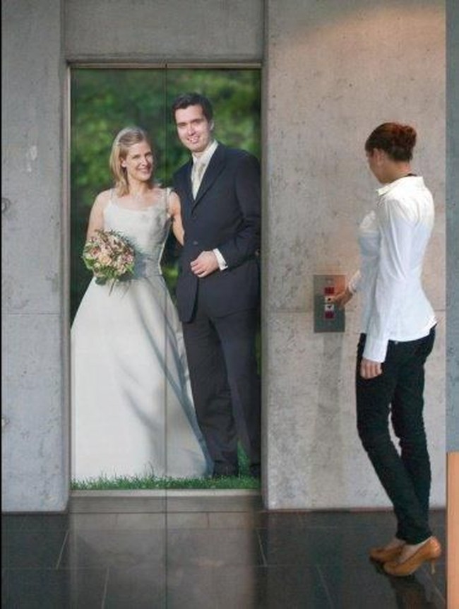 Kreativitas tinggi dituntut para profesional di dunia periklanan untuk membuat iklan yang menarik dan unik. Beberapa dari mereka pun menjadikan lift sebagai media untuk beriklan. Ini 10 desain lift paling unik dari seluruh dunia, seperti dikutip dari Elite Readers. Foto: Dok. Elite Readers