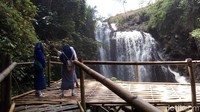 Jadi jangan heran kalau banyak muda-mudi yang berkunjung ke curug ini. Terutama anak-anak sekolah. Mereka asyik foto-foto lho. (Eko Susanto/detikTravel)