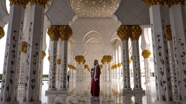 Aktris lain yang pernah mengunjungi Masjid Agung Sheikh Zayed adalah Dua Lipa. Sebelum konsernya di Abu Dabi, ia mengunjungi masjid populer tersebut mengenakan scarf dan abaya.Foto: Instagram