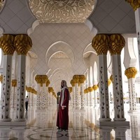 Aktris lain yang pernah mengunjungi Masjid Agung Sheikh Zayed adalah Dua Lipa. Sebelum konsernya di Abu Dabi, ia mengunjungi masjid populer tersebut mengenakan scarf dan abaya.Foto: Instagram