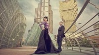 Tania dan sang suami, Kresna saat melakukan photoshoot di Hongkong. (Dok. Instagram/taniaputri1707)