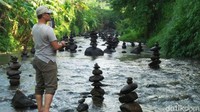 Jangan salah, di Indonesia juga ada seniman rock balancing yakni Rahmat Apandi. Karyanya di Sungai Cidahu ini sempat bikin heboh karena dibumbui dengan cerita mistis. Foto: Syahdan Alamsyah