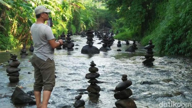 Batu bersusun di Sungai Cidahu