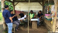 Ketua RT Kuryaman menceritakan soal yang diketahuinya pada malam kemarin. Tiba-tiba terdengar suara merintih seperti kesakitan. Ternyata Rian sudah tergeletak, ujar Kuryaman saat ditemui di lokasi kejadian.