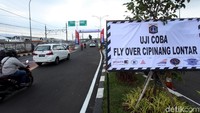 Rencananya, perlintasan kereta api di bawah jalan layang ini akan ditutup permanen.