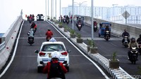 Pengendara ramai melintas di jalan layang baru ini dan kemacetan mulai terurai.