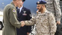 Sebagai pengganti al-Bunyan, Letnan Jenderal Fayad Al-Ruwaili dinaikkan pangkatnya menjadi Jenderal dan ditunjuk menjadi Kepala Staf Militer Saudi yang baru. Al-Ruwaili sebelumnya menjabat Wakil Kepala Staf Militer Saudi. Dalam foto tahun 2014 ini, Al-Ruwaili sedang bertemu salah satu komandan Angkatan Udara Amerika Serikat. Foto: U.S. Air Force photo by Tech. Sgt. Heather R. Redman/Released