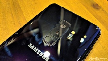 Masing-masing berukuran 12 MP. Menariknya kamera utamanya punya aperture yang bisa diubah pengaturannya, yaitu antara bukaan f/1.5 dan f/2.4. Foto: Adi Fida Rahman/detikINET