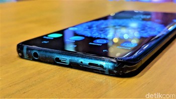 Baterai Galaxy S9 berkapasitas 3.000 mAh, sementara S9+ 3.500 mAh. Foto: Adi Fida Rahman/detikINET