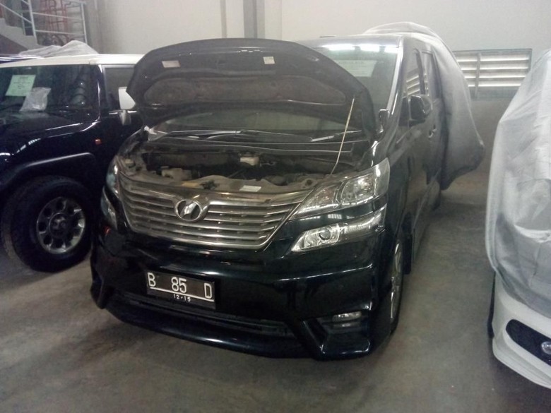 Mobil Vellfire Bekas  Nazaruddin Laku Dilelang Rp 300 Juta