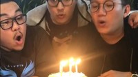 Nah yang ini super enak sekaligus super favorit. Video boomerang meniup lilin di kue mie instan yang dilakukan orang Indonesia ini menarik banyak perhatian. Video ini bahkan sudah dilihat lebih dari 6,4 juta netizen dari seluruh dunia. Foto: Instagram