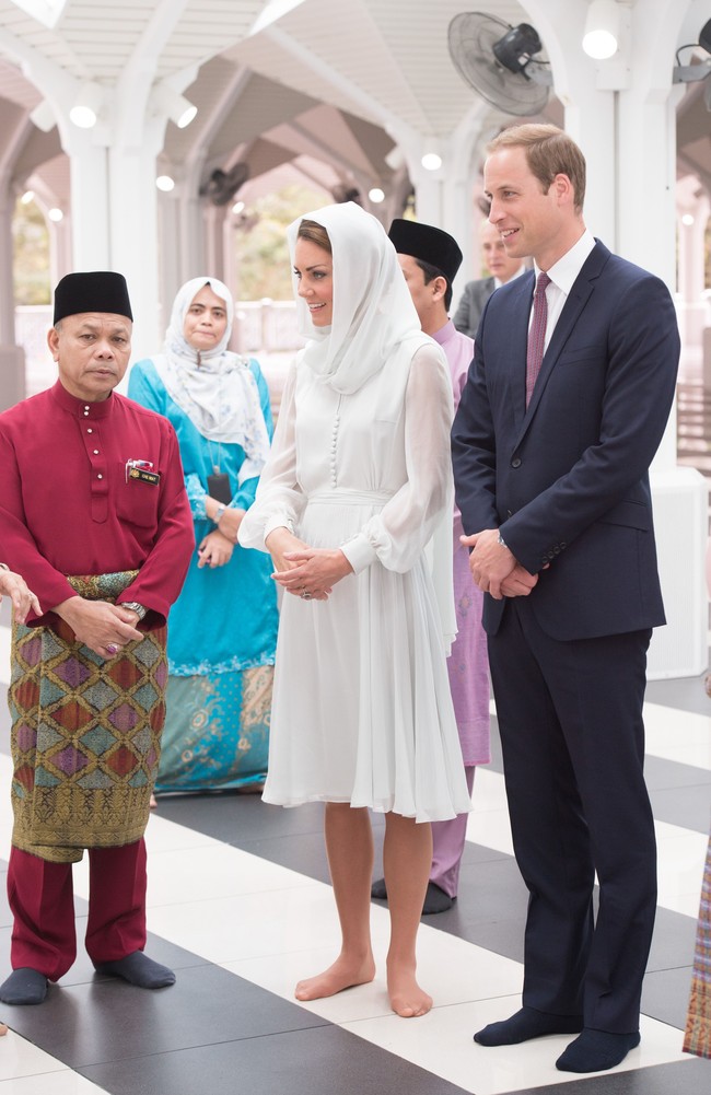 Kate Middleton pernah mengunjungi masjid Assyakirin di Kuala Lumpur, Malaysia. Penampilannya kala itu mengundang perhatian karena mengenakan dress selutut dengan scarf, persis seperti penampilan Putri Diana bertahun-tahun lalu.Foto: Instagram