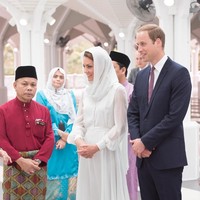 Kate Middleton pernah mengunjungi masjid Assyakirin di Kuala Lumpur, Malaysia. Penampilannya kala itu mengundang perhatian karena mengenakan dress selutut dengan scarf, persis seperti penampilan Putri Diana bertahun-tahun lalu.Foto: Instagram