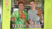 Niat hati pria asal Thailand ini ingin promosi warung makannya bersama Tom Cruise, namun sayangnya pria itu tak mirip sama sekali dengan aktor tampan tersebut. (Dok. Ist)