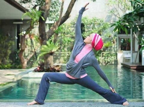 Tips Pilih Hijab untuk Yoga ala Lisa Namuri