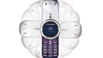 Soal desain Motorola juga memiliki ponsel yang dengan desain yang cukup unik. Ini adalah Motorola V70 yang memiliki penutup keypad yang bisa diputar 360 derajat. Foto: istimewa