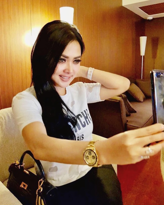 Foto selfie, Syahrini memakai kaus oblong putih Givenchy. Kaus dengan tulisan Givenchy Paris itu harganya US$ 745 atau sekitar Rp. 10,2 juta. Foto: Instagram