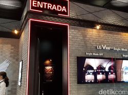 Menggenggam Ponsel Premium LG V30S ThinQ