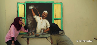 Bunga Fatia dan Karina Deagusta berfoto di depan mural di kawasan Kampong Glam (Foto: Singapore Tourism Board)