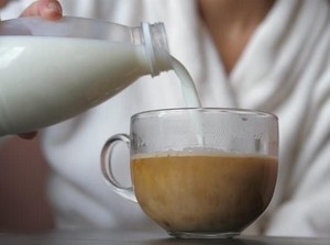 Ini Cara Terbaik Mencampur Susu dengan Teh Menurut Ahli