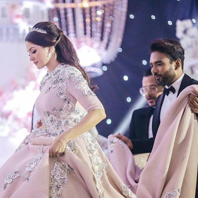 Pada malam bahagianya itu, Fazura pun tampil seperti Cinderella dengan ball gown ungu yang memesona. Foto: Instagram