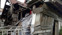 Rumah Dewi sebelum dibedah rumah. Lokasi rumah itu hanya 300 meter dari kantor kecamatan.