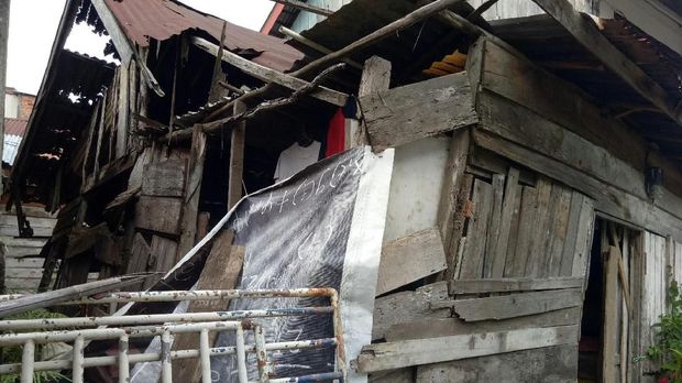 Menyedihkan, Keluarga Dewi Tinggal di Gubuk di Tengah Kota Palembang