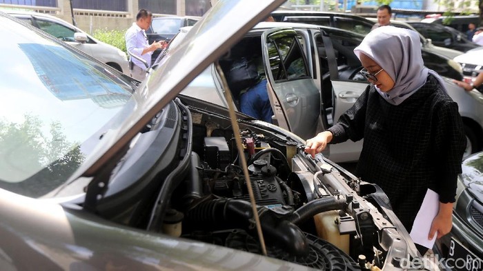 KPK akan melelang barang invetaris berupa motor hingga mobil. Barang tersebut merupakan kendaraan operasional KPK yang paling singkat telah digunakan selama 7 tahun.