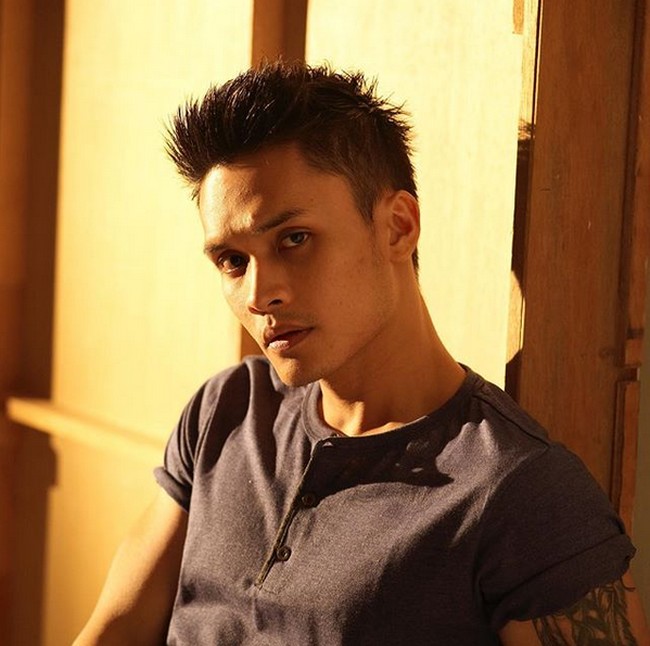 Pesona Randy Pangalila juga ternyata nggak kalah menipu nih. Banyak yang mungkin mengira Randy asli Indonesia, tapi ternyata dirinya memiliki darah campuran Indonesia dan Belanda loh. Foto: Dok. Instagram/randpunk