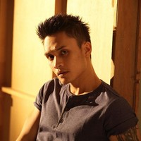 Pesona Randy Pangalila juga ternyata nggak kalah menipu nih. Banyak yang mungkin mengira Randy asli Indonesia, tapi ternyata dirinya memiliki darah campuran Indonesia dan Belanda loh. Foto: Dok. Instagram/randpunk