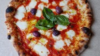 Akun ini merepost banyak foto, salah satunya foto makanan. Yang ini foto pizza berbentuk hati. Meski simpel, foto ini mendapat lebih dari 983 ribu likes. Wow hampir sejuta likes! Foto: Instagram