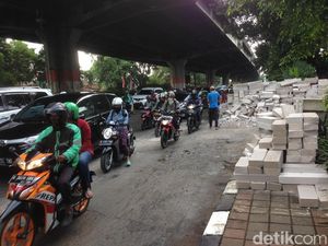 Truk yang Terguling di DI Panjaitan Dievakuasi, Lalin Kembali Normal