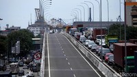 Jalan Tol Akses Priok yang diresmikan oleh Presiden Jokowi sejak April lalu ini nyatanya belum efektif mengurangi macet.