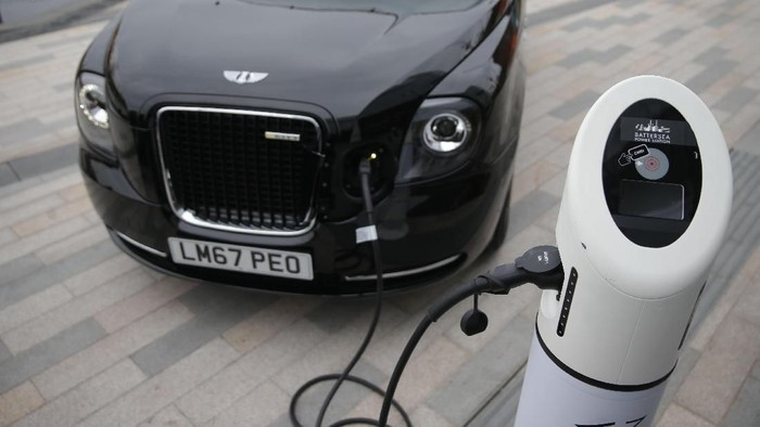 The new electric TX eCity taxi is connected to a sample electric vehicle charger at the Battersea power station in London on December 5, 2017.
Londons first electric-powered black cabs hit the streets on December 5, 2017, the British capitals iconic taxis getting a facelift for the modern age that should help cut pollution in the city. / AFP PHOTO / Daniel LEAL-OLIVAS