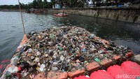 Berbagai macam sampah yang diangkut dari Danau Sunter Utara.