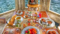Terakhir foto datang dari India. Seorang balita terlihat difoto di depan makanan yang sangat banyak. Backgroundnya tak kalah menarik, hamparan laut. Foto ini mendapat lebih dari 1,2 juta likes lho Foto: Instagram