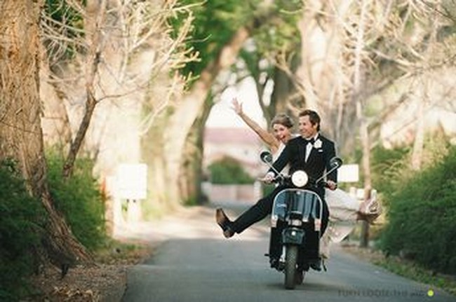 Jika tak mau acara pernikahan yang biasa saja dan terlalu formal, Anda patut menerapkan salah satu tren pernikahan 2018 ini. Yakni datang ke acara resepsi dengan cara tak biasa misalnya mengendari motor antik. Foto: Pinterest