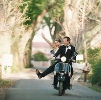 Jika tak mau acara pernikahan yang biasa saja dan terlalu formal, Anda patut menerapkan salah satu tren pernikahan 2018 ini. Yakni datang ke acara resepsi dengan cara tak biasa misalnya mengendari motor antik. Foto: Pinterest