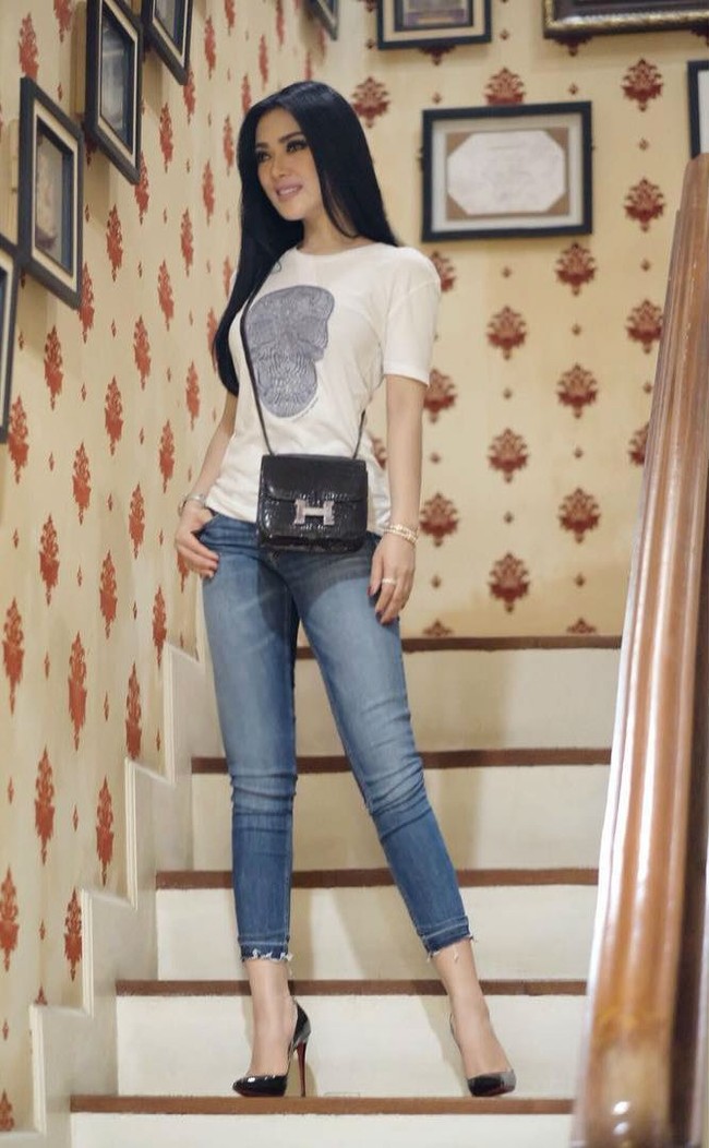 Syahrini baru-baru ini mengungkapkan kecintaannya pada kaus oblong. Kaos Oblong Ituuuhh Enak Di pake Kapanpun Di Suasana Apapun ... Yaaaa…Khaaaaaannn!” tulisnya pada keterangan foto di Instagram yang memperlihatkan gayanya memakai kaus oblong putih. Tentu saja kaus oblong Syahrini bukan kaus oblong kebanyakan yang harganya puluhan atau ratusan ribu. Seperti di foto ini, Syahrini memakai kaus oblong yang menurutnya sudah dimilikinya sejak lama, namun tidak dipakainya karena tidak muat. Kaus oblong yang kini sudah muat karena Syahrini sudah kembali langsing itu datang dari brand Alexander McQueen. Harganya mencapai Rp 5 jutaan. Foto: Instagram