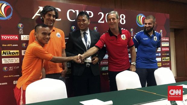Pelatih Tampines Juergen Raab bersalaman dengan Riko Simanjuntak.