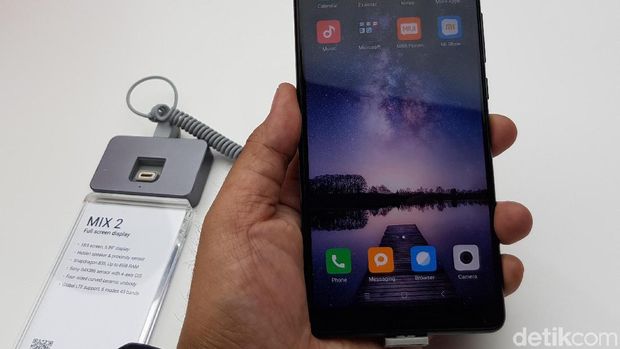 Tak Ada Mi Mix 2S, Xiaomi Tetap Diburu Meski Harus Jalan Jauh