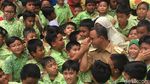 Foto: Saat Anies Cium Tangan Siswa SD di Jakbar