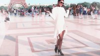 Begini gaya cantik Priyanka saat berada di depan Menara Eiffel, Paris. Cantik ya? (priyankachopra/Instagram)