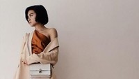 Ia selalu tampil stylish dan menawan di setiap kesempatan. (Dok. Instagram/evacelia)