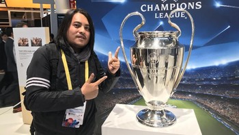 Tim detikINET berpose dengan piala UEFA Champions League. (Foto: detikINET/Achmad Rouzni Noor II)