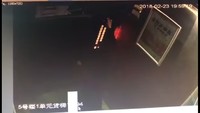 Tombol-tombol lift yang sebelumnya dikencingi bocah ini, tampak berkedip-kedip dalam rekaman CCTV. Lampu di dalam lift juga mulai meredup. Foto: YouTube/Screengrab