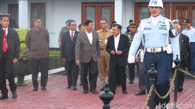 Foto: Anies Antar JK Saat Berangkat ke Afghanistan