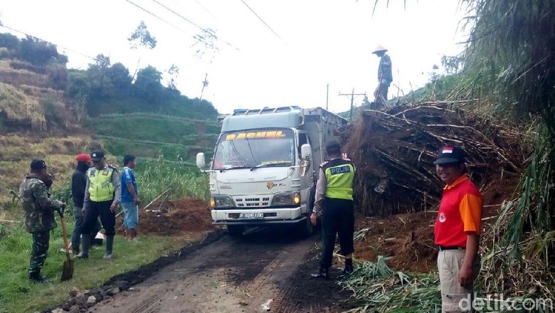  Jalur Utama Menuju Kawasan Wisata Dieng di Wonosobo Longsor