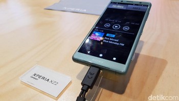 Kalau melihat spesifikasinya, yang bikin kedua ponsel ini jadi lebih bengkak ternyata karena ada perubahan ukuran layar dan kapasitas baterainya dibanding versi Xperia sebelumnya. (Foto: detikINET/Achmad Rouzni Noor II)