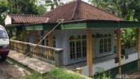 Rian mengaku dianiaya orang tak dikenal pada Senin (26/2) malam, sekitar pukul 20.30 WIB. Menurut Lia, orang yang kali pertama melihat Rian sudah tergeletak yakni Kuryaman, ketua RT setempat.